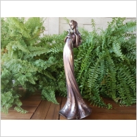 STATUETKA �LUBNA PANNA M�ODA Z LILI� VERONESE (WU73412A4)