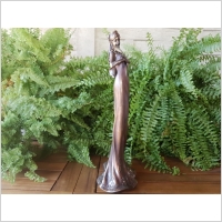 STATUETKA �LUBNA PANNA M�ODA Z LILI� VERONESE (WU73412A4)