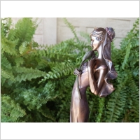 STATUETKA �LUBNA PANNA M�ODA Z LILI� VERONESE (WU73412A4)