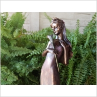 STATUETKA �LUBNA PANNA M�ODA Z LILI� VERONESE (WU73412A4)