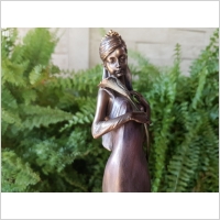 STATUETKA �LUBNA PANNA M�ODA Z LILI� VERONESE (WU73412A4)