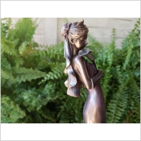 STATUETKA �LUBNA PANNA M�ODA Z LILI� VERONESE (WU73412A4)